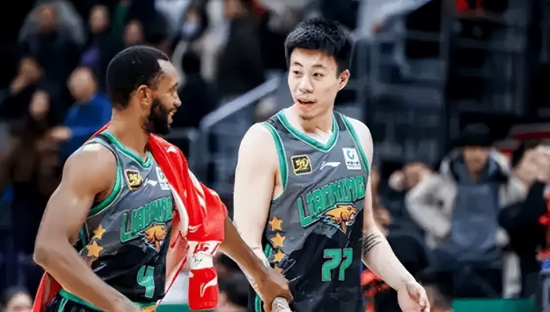 费德勒在FPX比赛中关键助攻，精彩发挥引发热议！